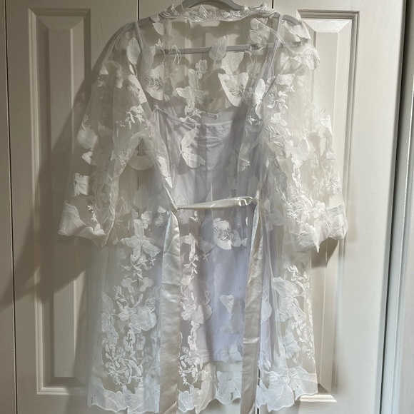 White lace bridal robe and slip - Picture 2 of 2